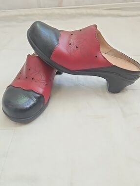 Aravon Women's Red and Black Leather Slip-On Clog 7 D
